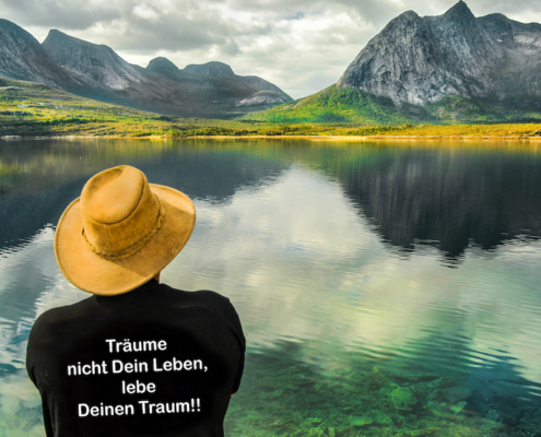 Patient sitzt zufrieden vor einem See in Norwegen und genießt das Leben wieder