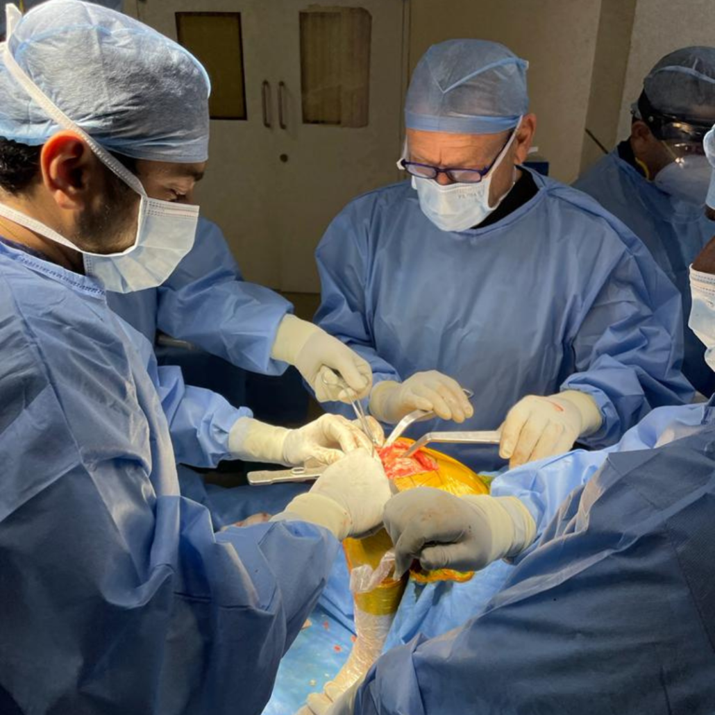 Professor Thermann zusammen mit seinem Fellow Shiran Dhakankar beim Einsatz einer Knieprothese im OP-Saal in Goa, Indien.