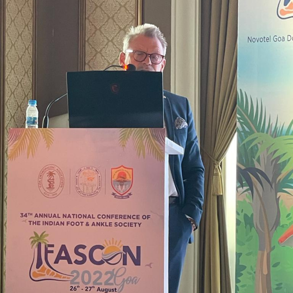 Professor Thermann hält einen Vortrag auf der diesjährigen Fachtagung IFASCON in Goa, Indien (2022). Er spricht über die Handhabung bei einer umschriebenen Knochenläsion OCD des Sprunggelenks