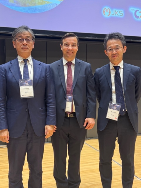 Mitsuru Saito (links, Leiter der Sitzung und zukünftiger Kongresspräsident 2027) und Hiroyasu Ogawa (rechts, Referent zu „Neue Osteotomien am Knie“