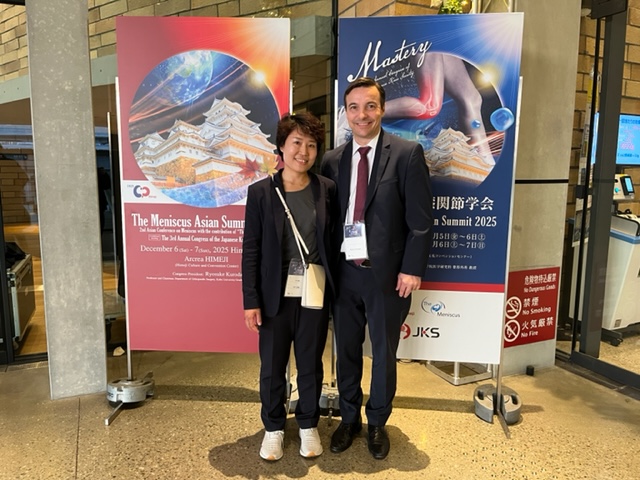 Prof. Dr. Becher gemeinsam mit Kaori Nakamura zu sehen, einer ehemaligen Fellow am Internationalen Zentrum für Orthopädie.