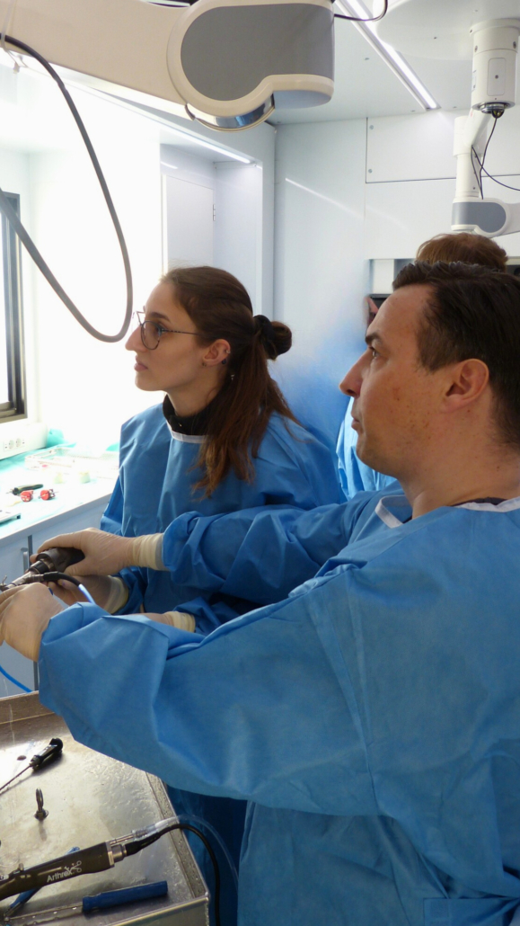 Prof. Dr. med. Becher mit einer Studentin bei einer Kniearthroskopie im Arthrex-Truck