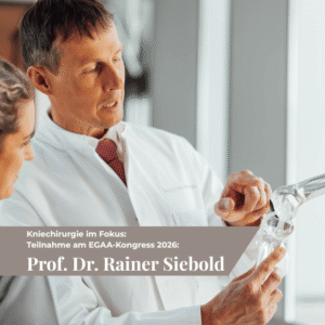 Prof. Dr. Rainer Siebold mit Kniemodell in der Hand