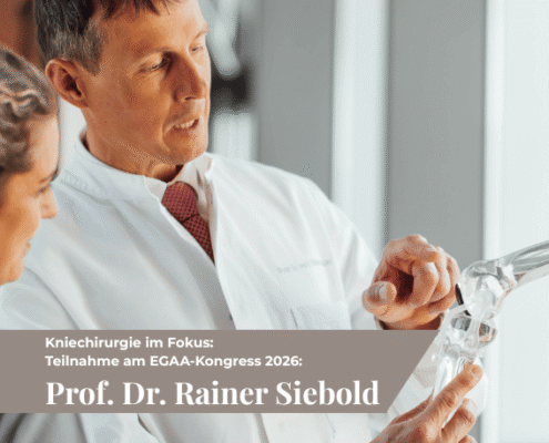 Prof. Dr. Rainer Siebold mit Kniemodell in der Hand